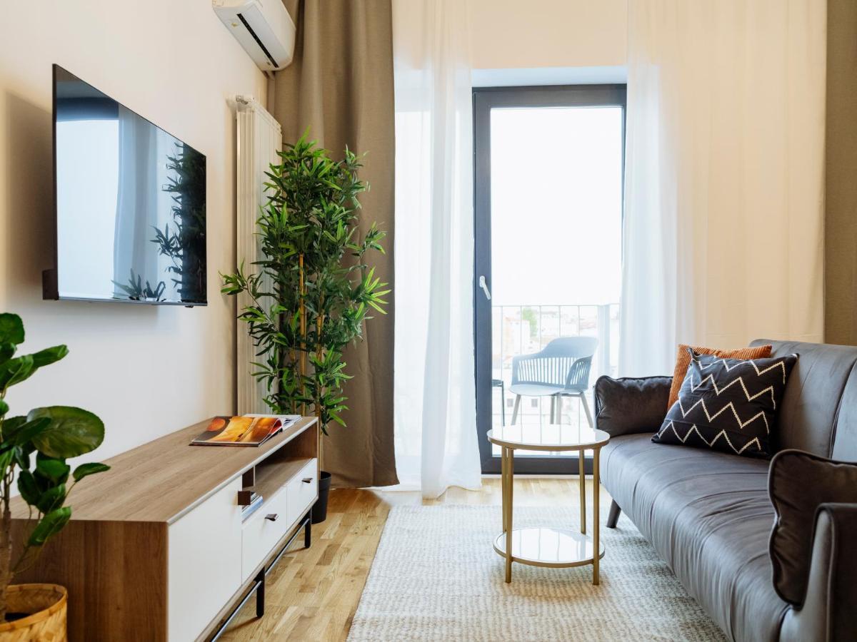 Sunny 2Br Flat - Top Location - Amazing Balcony ブカレスト エクステリア 写真